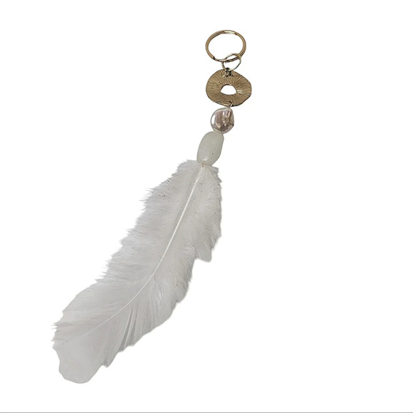 14k Gold Plated White Feather Freshwater Pearl Gold Plated Keychain Split Ring - Picture 1 of 3